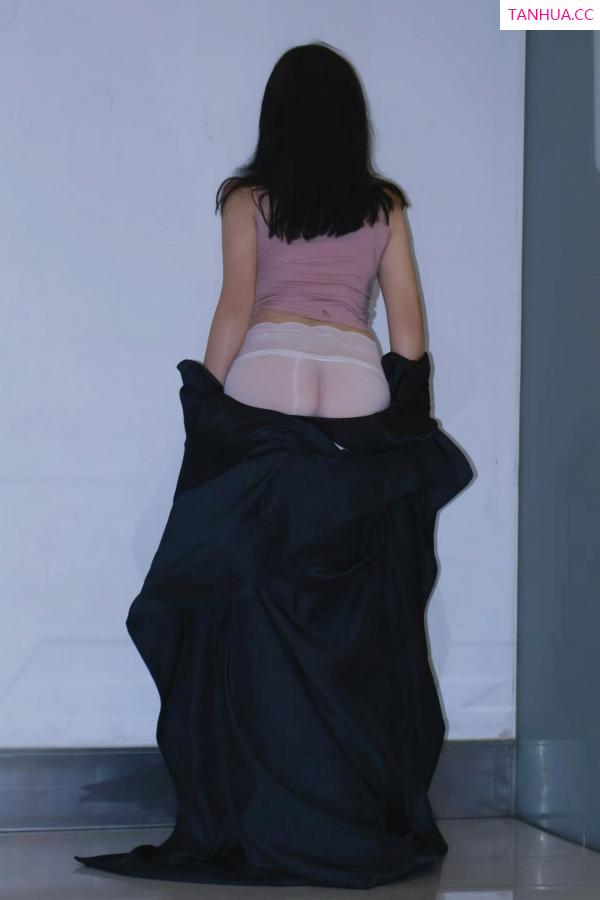   [XiuRen]高清写真图 2024.11.22 No.9489 小薯条nienie 黑丝美腿第13张图片